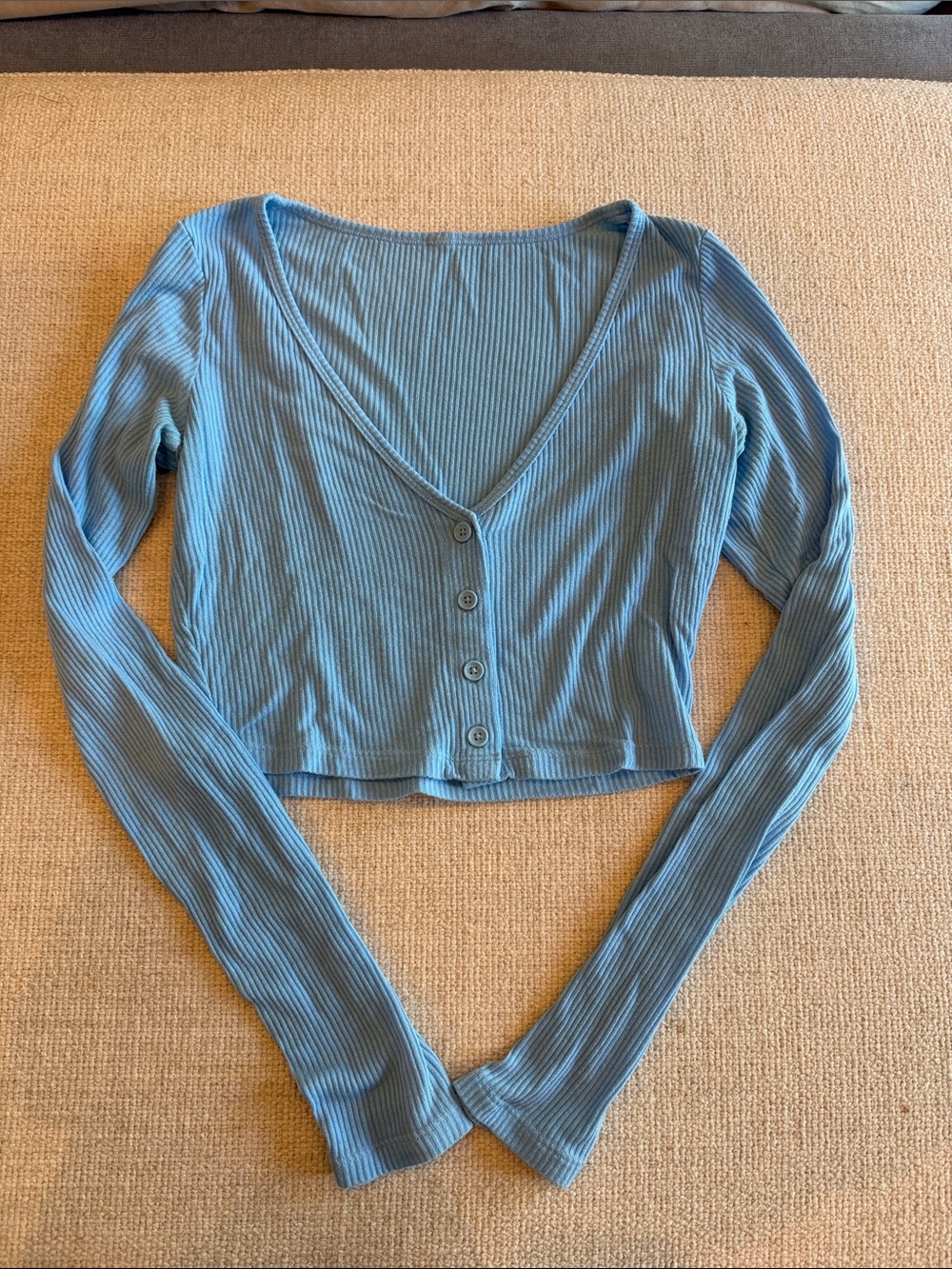 ALO Ribbed V-Neck Button Front Crop Top - Blue